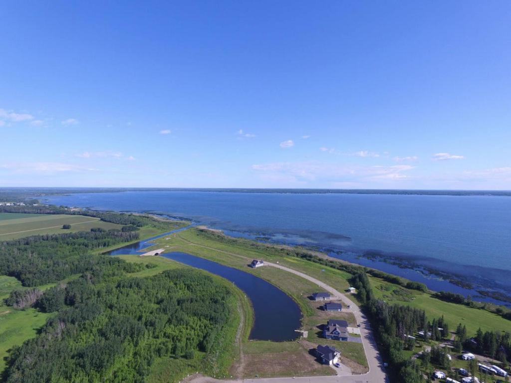 Alberta Beach Inn And Suites Exteriör bild
